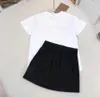 Nya flickor Tracksuits Baby Dress Suits Kids Designer Kläder Storlek 100-160 Kort ärm T-shirt och rutig tryckt kjol Jan20