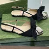 デザイナーサンダル靴のための最高品質の弓の花の皮膚皮膚皮革2トーンスプライシングバックストラップフラットヒールカジュアルサンダルボックス35-41
