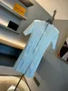 الأزياء الأوروبية العلامة التجارية أبيض زرقاء الصدر حزام محبوك قصير الأكمام V