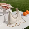 Totes Summer 2021 Half Moon Pearl Small Sacs pour femmes Chaîne de conception unique Hobo Dames Crossbody Baguette Girls Handbags243f