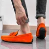 Suedskor män mockasins mode orange loafers för män slip-on platta skor brogue casual båtskor man stor storlek 48 240118