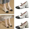 Luxury Women Slingback Sandals Pump Aria Slingback Shoes presenteras i svart nät med kristaller glittrande motiv tillbaka