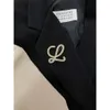 Loews Brooch Designer Luxury Fashion Women Origing QualityPins重工業フランス語スタイルのメタルスムースパールレターLスーツの絶妙で高度な感覚