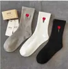 Calcetines de diseñador Ami para hombres y mujeres con mangas medias a altas Estilo francés corazón bordado rojo melocotón Una letra de algodón puro calcetines de moda versátiles