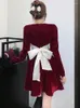 Robes décontractées Femmes Red Velvet Chic Bow Bandage Robe courte Automne Hiver Fashion Festival 2024 Coréen Vintage Luxury Party Night