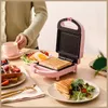 Fabricantes de pan 220V Sandwichera eléctrica Multifuncional Hogar Antiadherente Desayuno Waffle Hornear Pan Pot Color rosa / rojo disponible