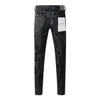 Calça jeans roxa masculina e feminina de design slim fit com estampas de letras, detalhes rasgados e estilo streetwear.