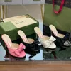 Moda terlik sandaletleri ünlü tasarımcılar ayakkabı 2024 yeni yay çiçek serpantin deri deri iki ton ekleme stiletto topuklu kadınlar box 35-41 terlik