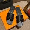 Sandálias de designer de luxo para mulheres senhoras moda couro apartamentos slides chinelos marrom preto branco rosa famosa mules sandale sliders verão primavera sapatos