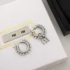 Designer Miui Miui Ohrring Miao Family's neue kreisförmige M-Buchstaben-Perlenohrringe für Frauen mit asymmetrischen Volldiamantohrringen von hoher Qualität und süßem Stil
