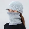 Berets Winter أكثر دافئ القبعة العنق مجموعة زهرة ديكور ديكور في منتصف العمر أنثى النساء المقاومات البارد مقاومة الحرارية الأغطية المبكرة وشاح في الهواء الطلق عارضة