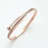 2023 Gioielli di moda in acciaio inossidabile 316L Bracciale per unghie placcato oro rosa Micro pavimenta cristalli Bracciale rigido