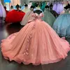 Roze Quinceanera-jurken Appliqué Kant Bloem Lieverd Off-the-shoulder Avondjurken Gezwollen feestjurk Baljurk met kristallen kralen