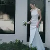 Abiti casual Ofallsis Abito da sposa bianco senza maniche con scollo all'americana 2024 Sposa che esce Garza leggera Raso Semplice Trail Coda di pesce