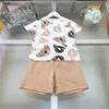 ファッションキッズトラックスーツチャイルド半袖スーツサイズ90-160ベビー服の男の子Tシャツと凹面テクスチャベアパターンショーツJan20