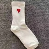 Calcetines de diseñador Ami para hombres y mujeres con mangas medias a altas Estilo francés corazón bordado rojo melocotón Una letra de algodón puro calcetines de moda versátiles