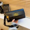 Fabrik grossistkvinnor handväska 2 färger enkla retro läder handväska flip guld spänne crossbody väska joker fast färg läder ryggsäck 21004#