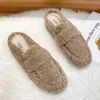 Hemskor 2022 kvinna vit ull tofflor plysch päls skor vinter flickor pantuflas hem designer mules bomull loafers femmes lambool glides yq240122