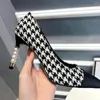 Klädskor stilett high klackar pärla dekoration kvinnor pumpar lapptäcke slip på chaussures femme pekade tå elegent zapatos mujer