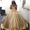 Księżniczka Gold Quinceanera Sukienka z kwiatami 3D 2024 Off ramiona satynowa koronka piętnaście linii satynowe vestido de xv PROM PRYCJA Sweet 16 Para Debiutante Rode de Mariage