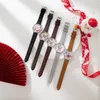 Reloj de cuarzo resistente al agua con cinturón de personalidad a la moda con patrón de Papá Noel y esfera redonda estilo navideño para mujer