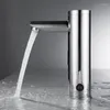 Badrumsvaskar kranar bassängen kran sensor automatiska händer vidrör fritt vattenbesparande induktiv elektrisk kran batterilakt