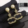 Estilo de moda Pendientes colgantes de perlas Diseñador de marca Joyería de lujo Elegante Boutique Pendientes de regalo Invierno Nuevo cumpleaños Pendientes con dijes de viaje Logotipo correcto