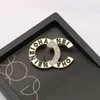 Broche de diseñador de marca de diseño de lujo para mujer, broches con letras de perlas y diamantes de imitación de cristal, Pin para traje, joyería de moda, accesorios de decoración de ropa famosos