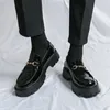 Kalın çözülmüş yükseltilmiş resmi iş deri ayakkabılar erkekler klasik siyah İngiliz moda at tokası loafers deri ayakkabılar
