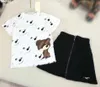 ブランドガールズドレススーツキッズデザイナー服サイズ100-160人形ベアパターンベビーTシャツとアルファベットプリントAラインスカートjan20