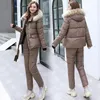 Piumino da donna spesso invernale da sci Sport Abbigliamento donna Bretelle Tuta Cappotto in cotone Completo caldo Collo in pelliccia con cappuccio Giacca imbottita Set a due pezzi