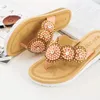 Pantoufles de marque à semelles compensées pour femmes, sandales d'été à fleurs et perles, vêtements pour dames, tongs de plage de voyage, 2024