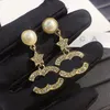 Estilo de moda Pendientes colgantes de perlas Diseñador de marca Joyería de lujo Elegante Boutique Pendientes de regalo Invierno Nuevo cumpleaños Pendientes con dijes de viaje Logotipo correcto