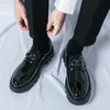 Mocasines negros clásicos Zapatos de cuero de PU para hombres con suelas gruesas y zapatos de vestir de negocios informales de altura elevada
