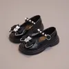 Zapatos de cuero para niños para niña, zapatos versátiles simples y brillantes para la escuela, zapatos de suela gruesa antideslizantes para niños, zapatos de oso negro a la moda 240122