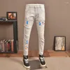 Jeans da uomo estivi sottili grigio chiaro strappati marchio di moda lavaggio elasticizzato slim-fit per realizzare vecchi pantaloni con toppe antigraffio con vernice spruzzata