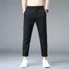 Pantaloni da uomo elasticizzati casual da uomo slim fit pantaloni dritti leggeri pantaloni sportivi estivi ad asciugatura rapida abbottonati kaki solido