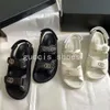 Kvinnor Sandale kalvskinn pappa chanele skor sandaler quilted designer sandles skor plattform lägenheter låg kil kil diamant spänne sandal slip på fotleden rem vippflop