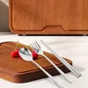 El servicio de mesa fija los cubiertos reutilizables de la caja de los palillos del viaje de las bifurcaciones y de las cucharas con los utensilios del almuerzo