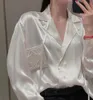 2024 Kadın İpek Bluzlar Erkek Tasarımcı Tshirts Mektuplar Nakış Moda Uzun Kollu Tişörtler Sıradan Üstler Giyim Siyah Beyaz Elbise 50