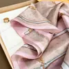 2024 Kvinnor Silk Scarf Designers For Women Men Top Brand Classic L Letter Print Chain Buckle pannband Square Silk Twill Hijab Ring Birthday Present Easy Match Soft 50*50cm