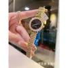 Agente de microempresas de comércio exterior transfronteiriço envia Lao Jia diamante incrustado circular elegante mostrador de quartzo fabricante de relógios femininos fornecimento por atacado no atacado