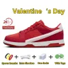 2024 Nuevo diseñador de hombres Zapatos casuales para el día de San Valentín en rojo Blanco Negro Gris Luz de niebla Armería azul UNC Tres dulces brasileños rosados Zapatillas de deporte para hombres