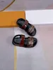 Luxury Kids Sandals Shiny Patent Leather Baby Slippers Kostnadspris Storlek 26-35 Inklusive Box Anti Slip Sole Designer Barnskor Jan20