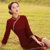 ملابس عرقية حمراء صينية تشيونغسام Qipao فستان طويل الأكمام الشتاء الشتاء الخريف المطبوعة النساء
