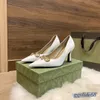 Sandálias de salto famoso designer mulheres bowknot strass sress sapato dedos redondos estilingues de couro de qualidade chinelos de salto alto festa de casamento