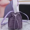 Crystal Bucket Bag Mini Tygväskor Fashion Crossbody Purse Women Axel Handväskor Diamonds Triangular Sheet Metal Drawstring Bindi2228