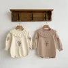 Ins Autumn Boy Baby Sticked Collor Simple Long Sleeve Onesie Girl Spädbarn Löst broderi Flower Cotton Comany Bodysuit 240119