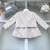 Neue Trainingsanzüge für Kinder Komplette Etiketten Mädchenanzüge Größe 100-150 Zweireihige Babyjacke mit Schnalle und Faltenrock 20. Januar