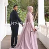 Lyxiga muslimska rosa bröllopsklänningar med overskirt tåg prinsessan dubai arabiska applikationer spetsar långärmad marockanska brudklänningar elegant turkisk brudklänning 2024